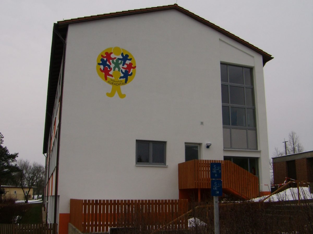 Weiß gestrichene Fassade mit farbigem Wandmotiv